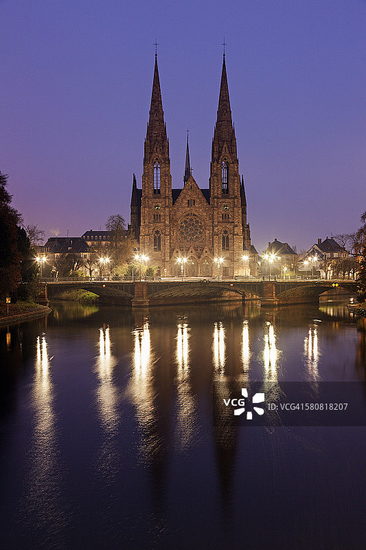 法国阿尔萨斯斯特拉斯堡：圣保罗教堂夜景图片素材