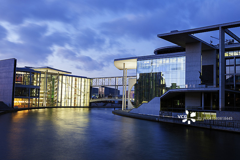 德国柏林：联邦议会办公室的黄昏灯光图片素材