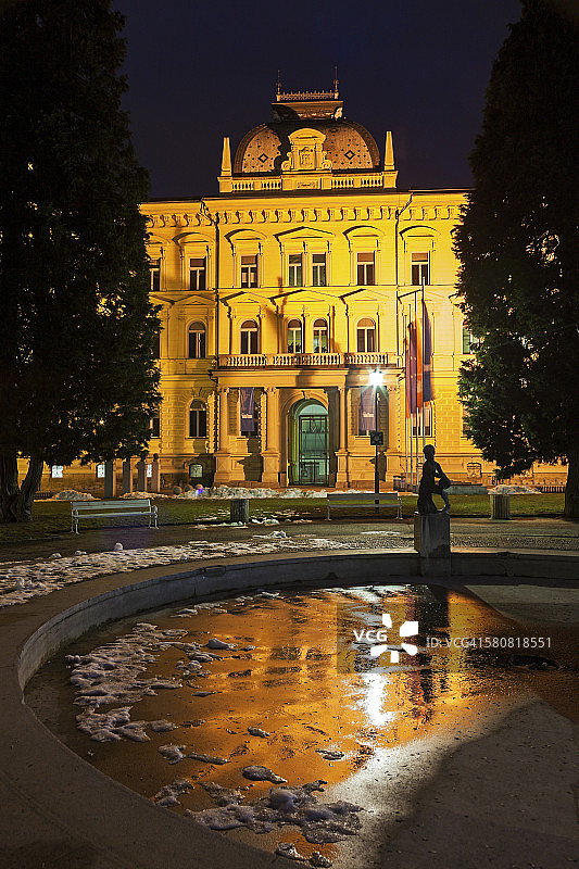 斯洛文尼亚马里博尔大学建筑的照明外墙图片素材