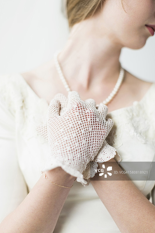 戴着正式手套的新娘图片素材