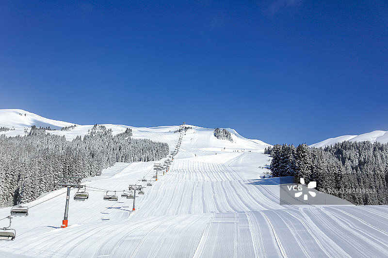 阿尔卑斯山完美的滑雪条件：原始的雪图片素材