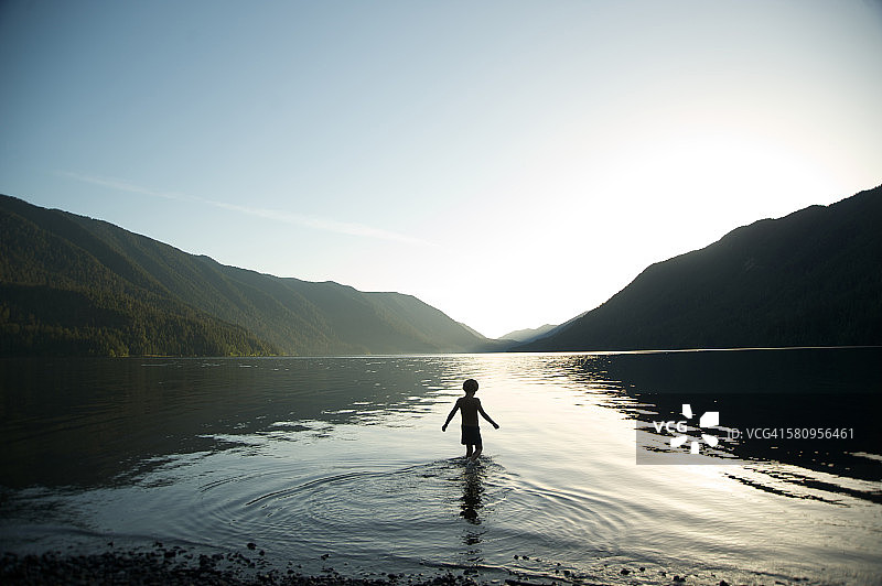 新月湖的平静水面图片素材