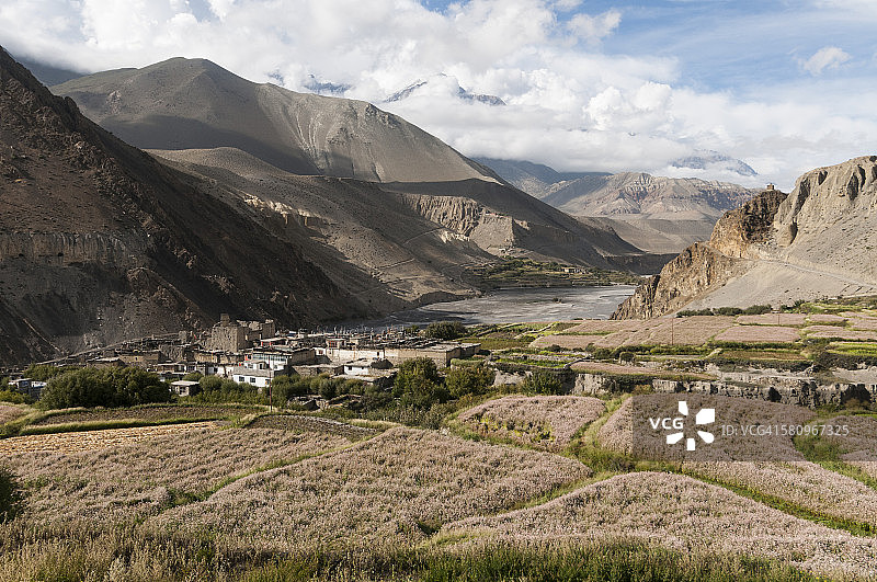 从南方拍摄的卡格贝尼村庄图片素材