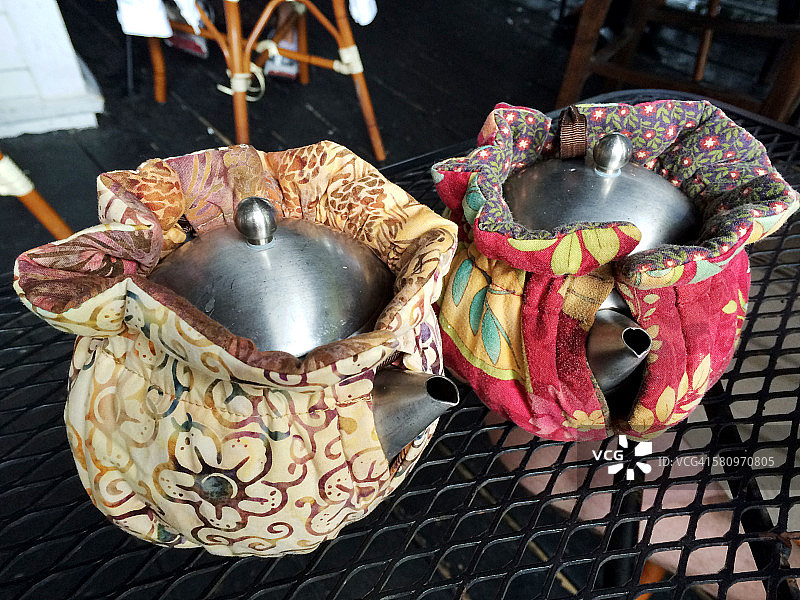 复古茶壶上的双人下午茶图片素材