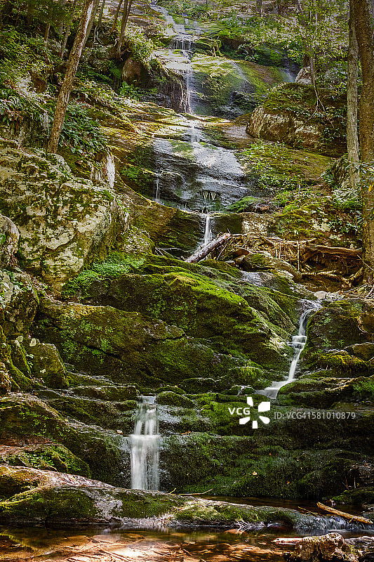 白脱牛奶瀑布图片素材