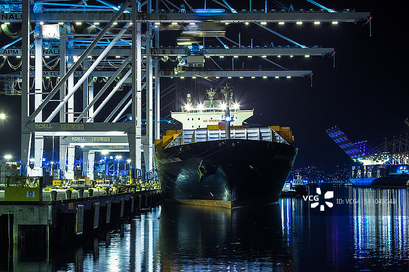 在港口从货船上卸下集装箱图片素材