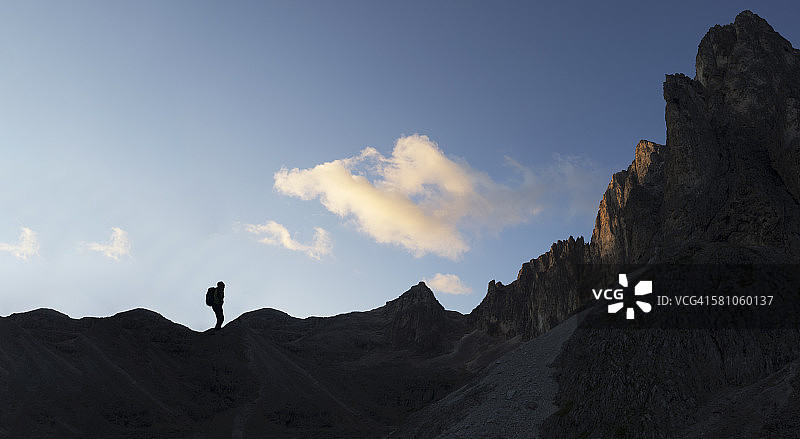 孤独的攀登者眺望岩石山峰图片素材