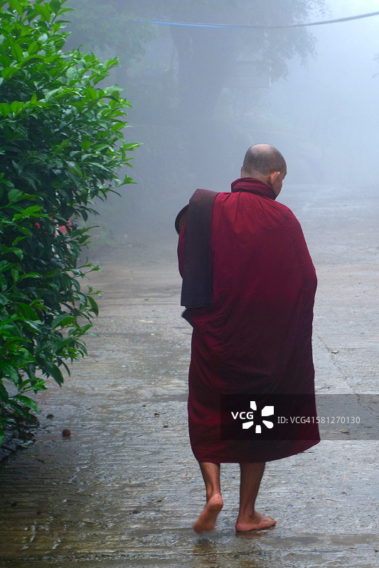 雨中行走的僧侣图片素材