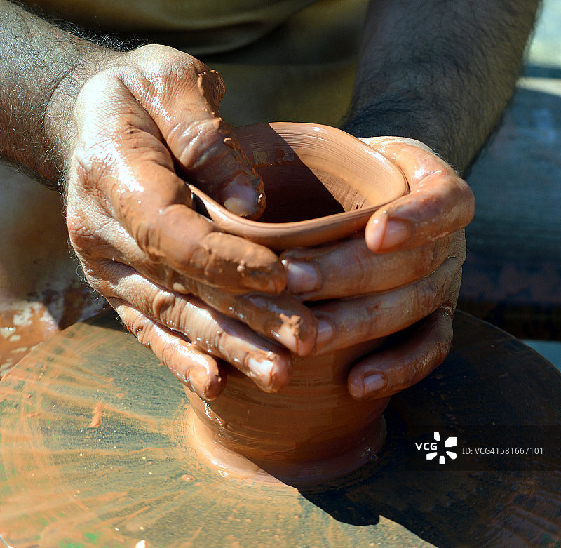 在陶轮上制作花瓶图片素材