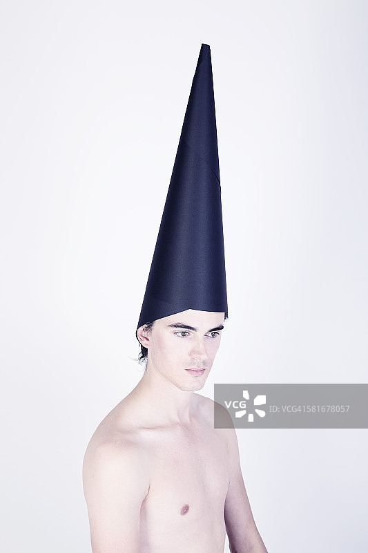 戴锥形纸帽的男孩图片素材