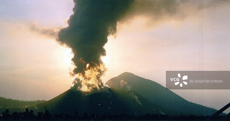 拉包尔火山图片素材