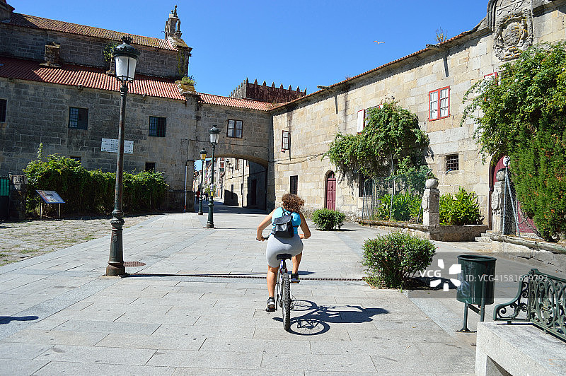 女人骑自行车图片素材