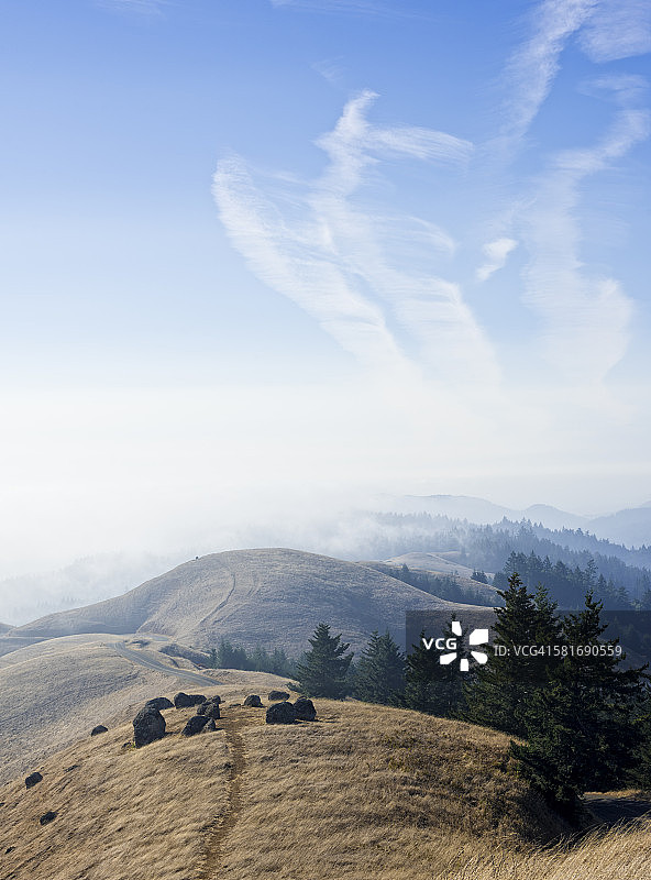雾中的丘陵图片素材