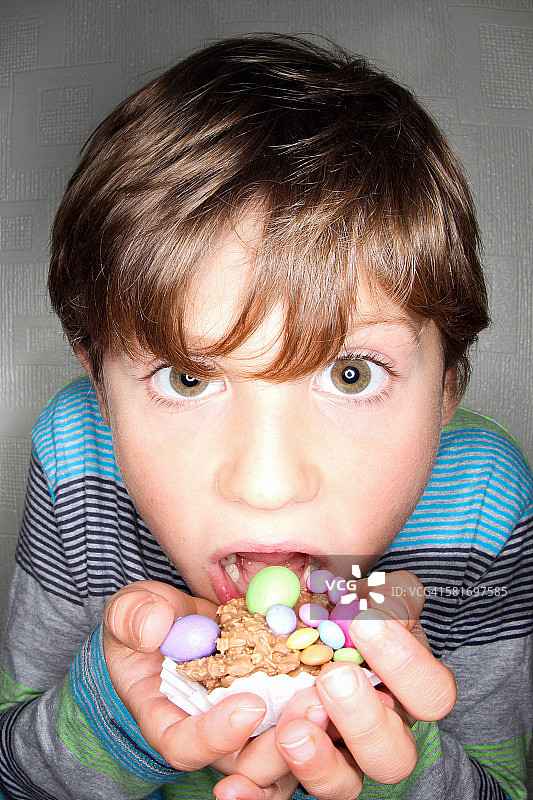 男孩吃自制蛋糕图片素材