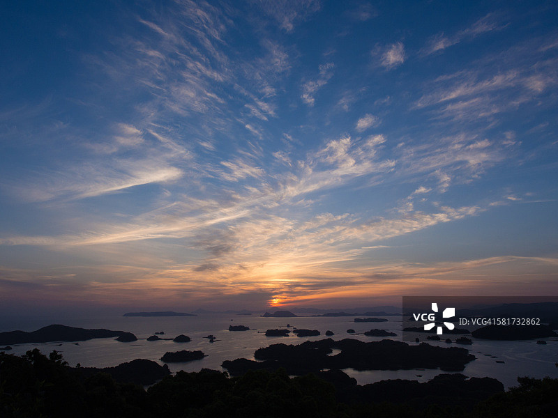 岛屿和海上空的蓝色日落图片素材