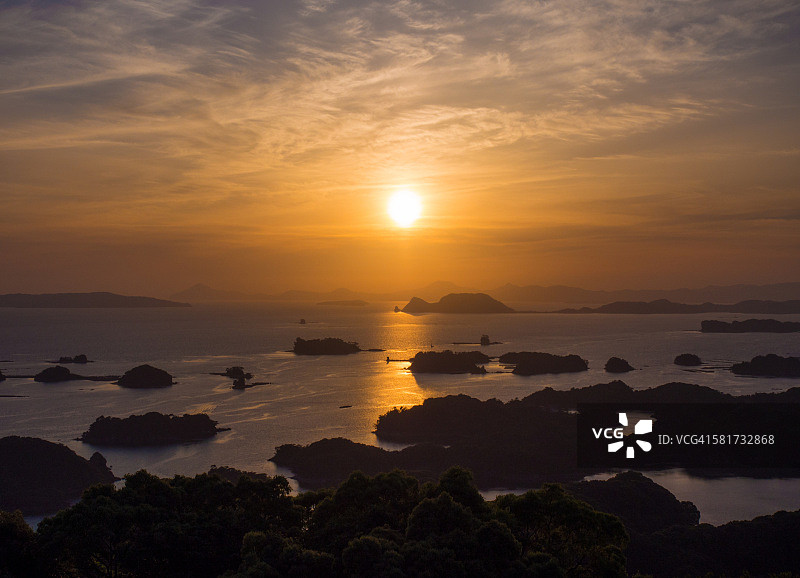 岛屿与海面的橘色日落图片素材