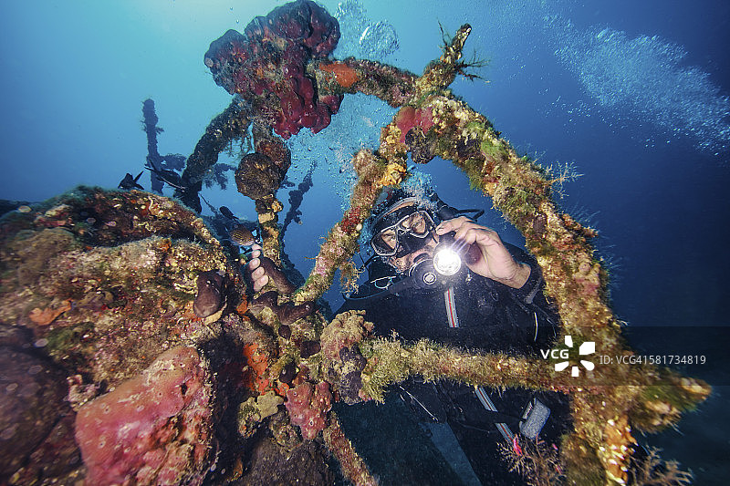 水肺潜水员探索沉船：克罗地亚达尔马提亚海岸图片素材