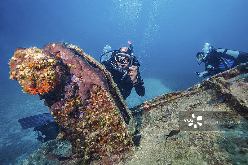 水肺潜水员探索沉船：克罗地亚达尔马提亚海岸图片素材