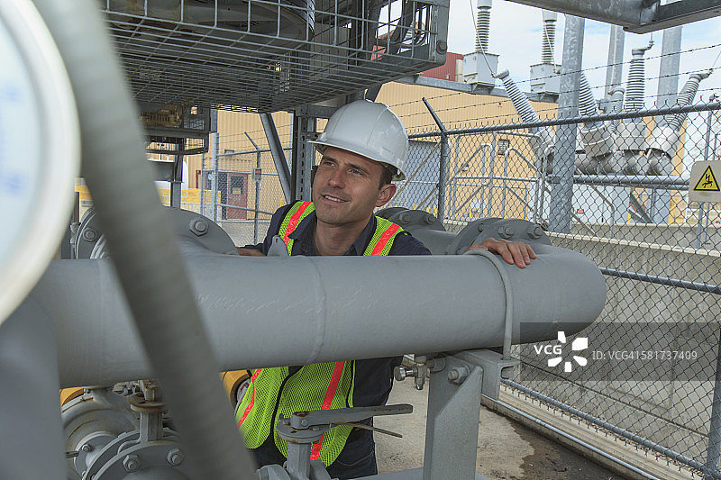 在发电厂检查管道的工业工程师图片素材
