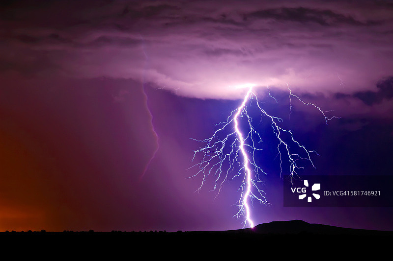 美国亚利桑那州阿灵顿的雷暴图片素材