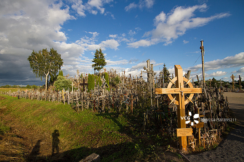 游客在十字架山的剪影图片素材