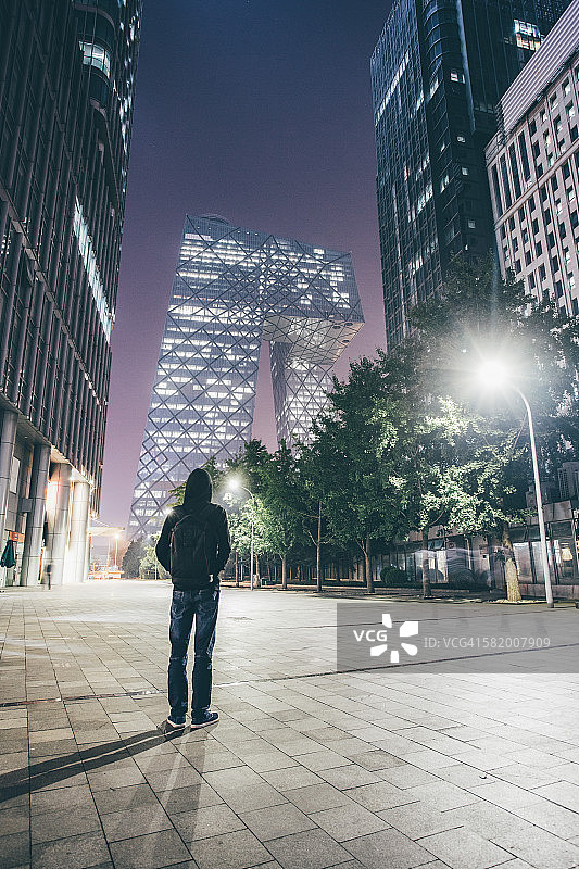 男人看着夜晚的城市图片素材