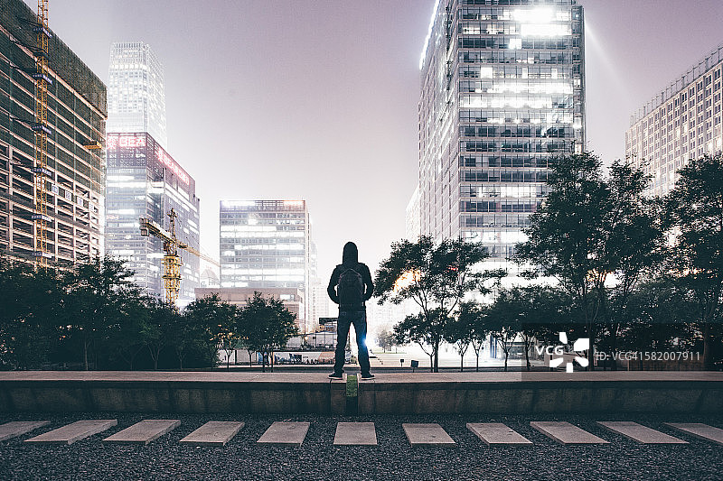 男人站在城市前面图片素材