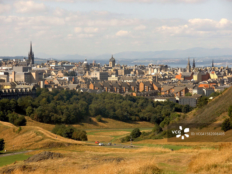 从圣十字公园欣赏爱丁堡晴朗的天际线图片素材