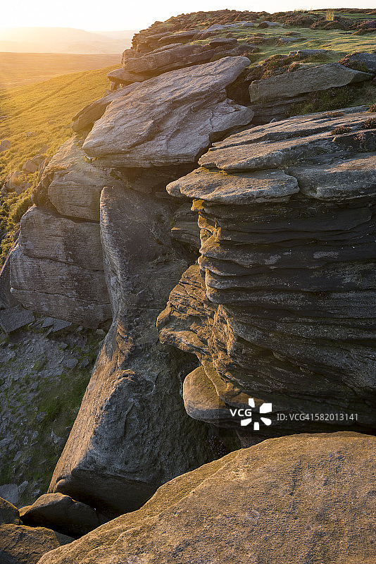 德比郡斯坦纳奇边缘岩石上的金色阳光图片素材
