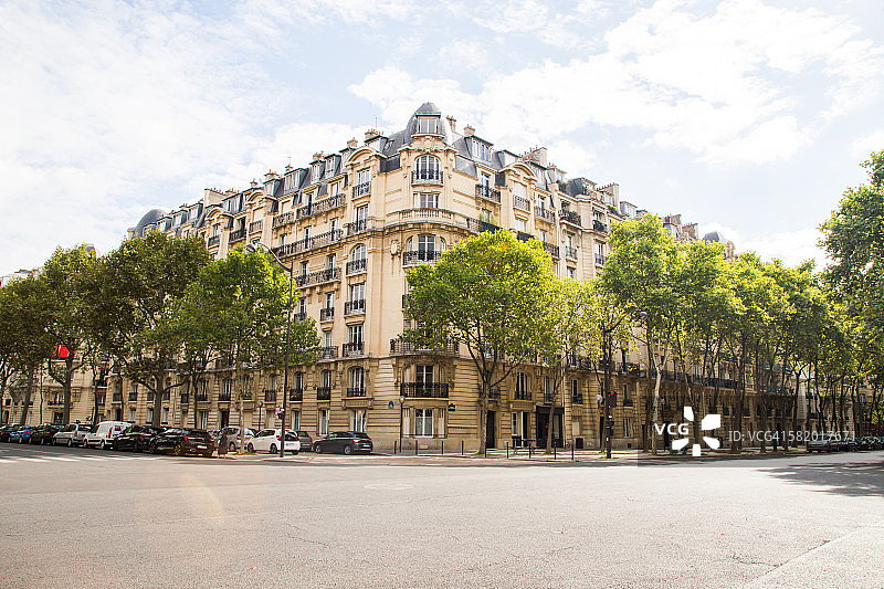 巴黎城市街角的住宅楼图片素材