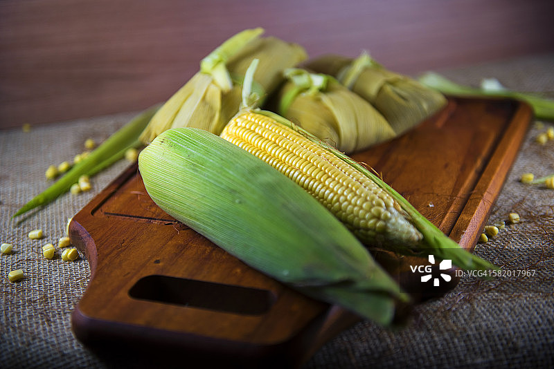 玉米棒和玉米糕图片素材