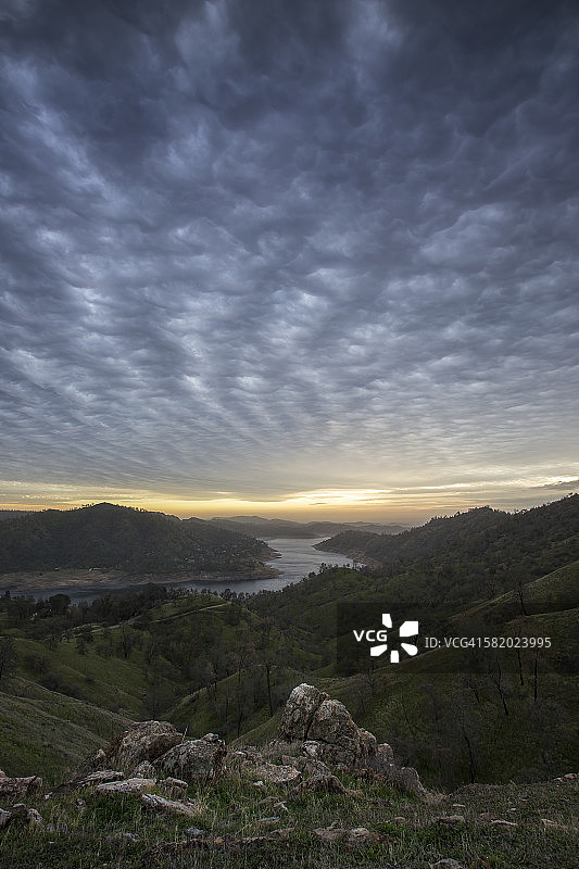 米勒顿湖上的暴风雨天气图片素材