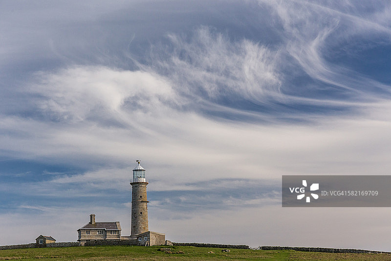 旧灯具与小屋图片素材