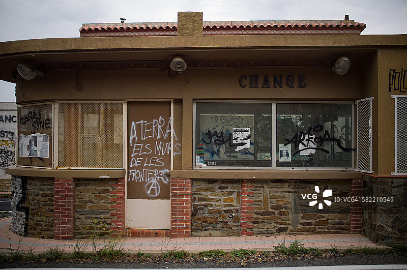 西班牙Portbou边境的废弃海关大楼图片素材