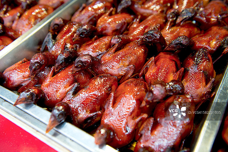 中国北京东华门夜市售卖的烤鸽子图片素材