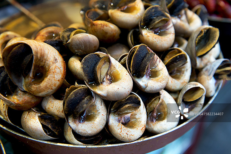 中国北京东华门夜市的熟蜗牛图片素材