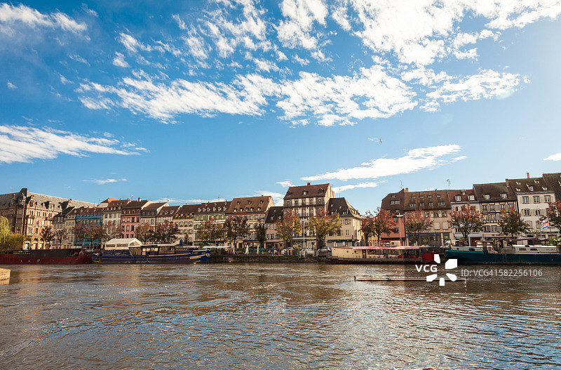 法国斯特拉斯堡伊尔河畔的阿尔萨斯房屋图片素材