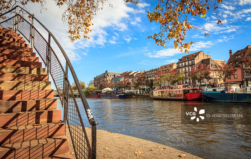 法国斯特拉斯堡伊尔河畔的阿尔萨斯房屋图片素材