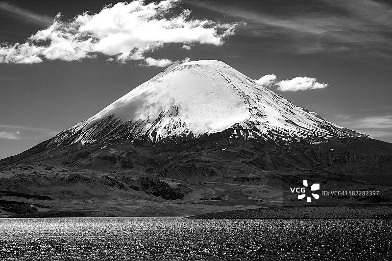 丘恩加拉湖与帕瑞纳科塔雪山图片素材