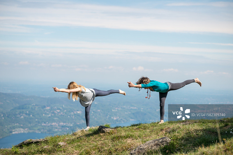 山间瑜伽：战士第三式图片素材