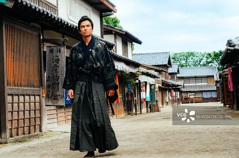 日本传统村落中的武士肖像图片素材