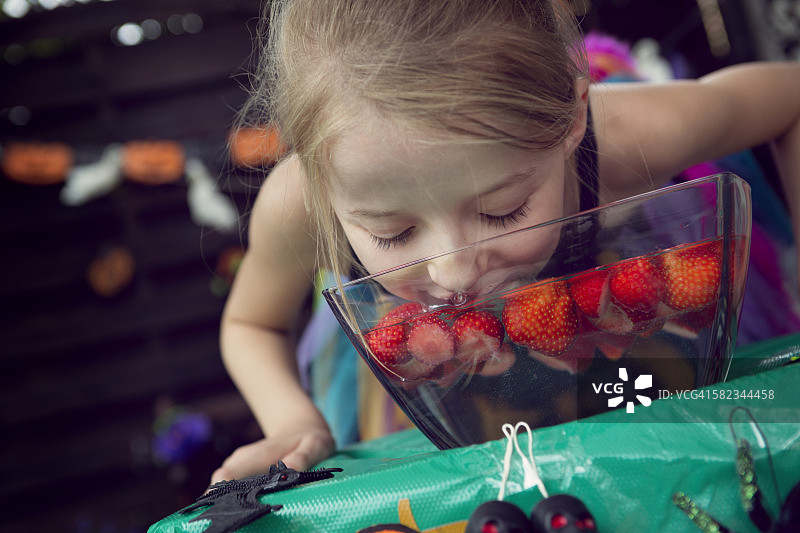 儿童玩万圣节游戏图片素材