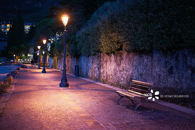 街灯下的公园长椅图片素材