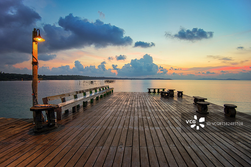 通往大海的漫长木板路图片素材