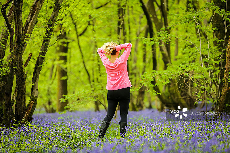 女士在风铃木林中拿着头发图片素材