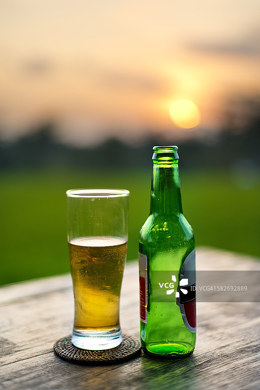 夕阳下喝啤酒图片素材