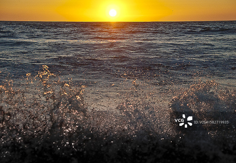 半月湾：逆光下拍打岩石的波浪图片素材