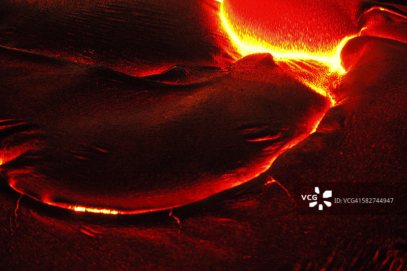 夜间熔岩流的细节图片素材