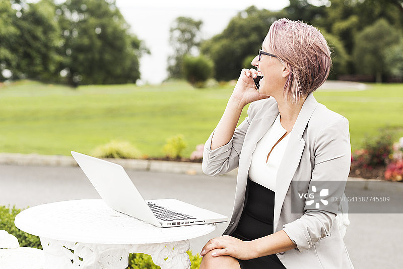 在户外打电话的女人图片素材