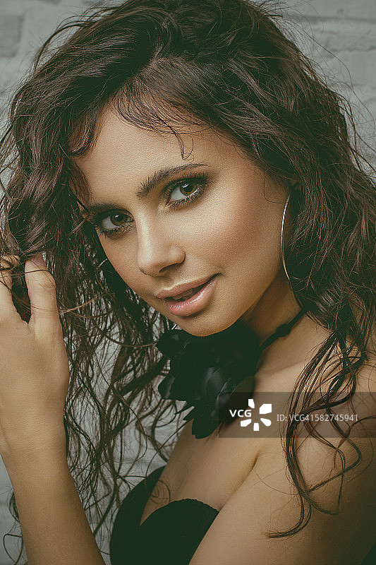 湿卷发女子美丽肖像图片素材